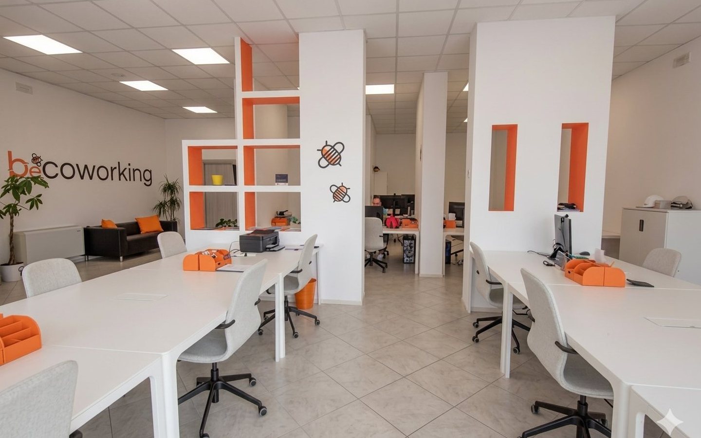 Open space di BeCoworking a Porto San Giorgio, con postazioni di lavoro condivise