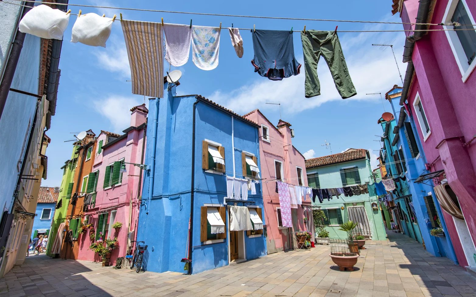 Case colorate e panni stesi a Burano, una delle immagini di Borghi Italiani